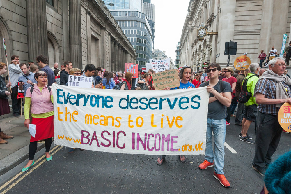 Leuk idee, maar te duur Voorstanders van het basisinkomen demonstreren in Londen bij het hoofdkantoor van de Bank of England. – © HH
