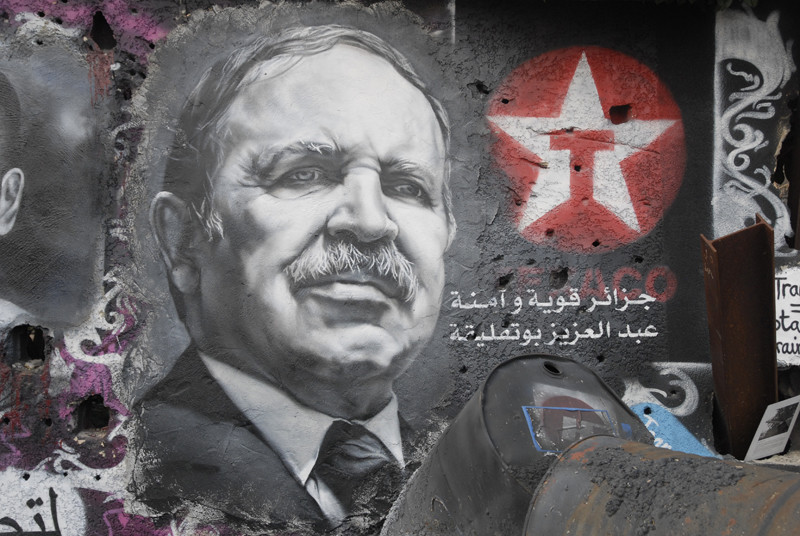 Muurschildering van Abdelaziz Bouteflika. - © Thierry Ehrmann / Flickr