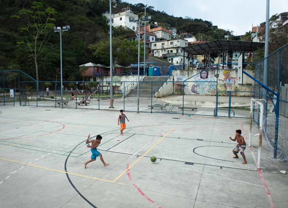 Kinderen voetballen in een van de favela’s van Rio de Janeiro. – © Madoka Ikegami / Getty Images