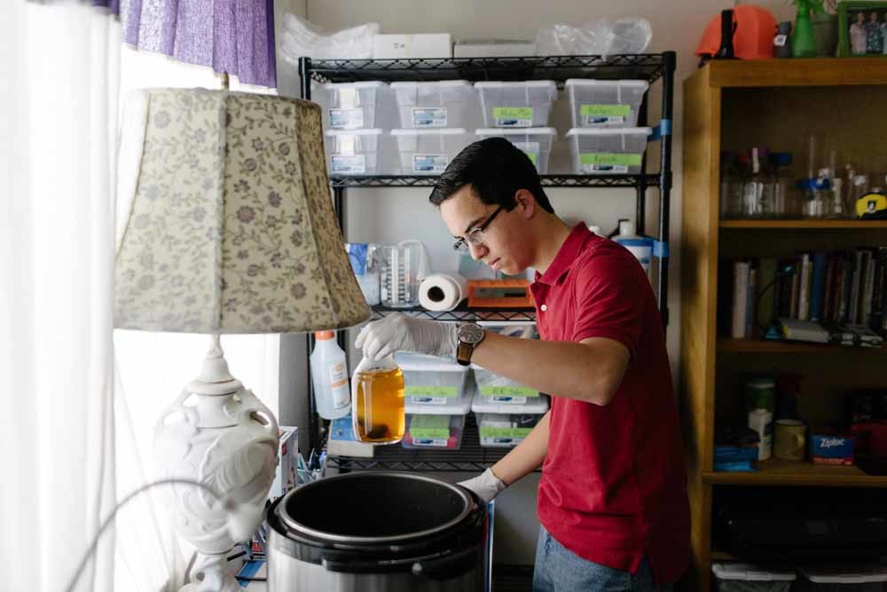 Keoni Gandall gebruikt een snelkookpan om de spullen in zijn thuislab in Palo Alto, Californië, te steriliseren. Hij wil DNA klonen om thuis met zijn labrobot complete genomen samen te stellen.  – © The New York Times