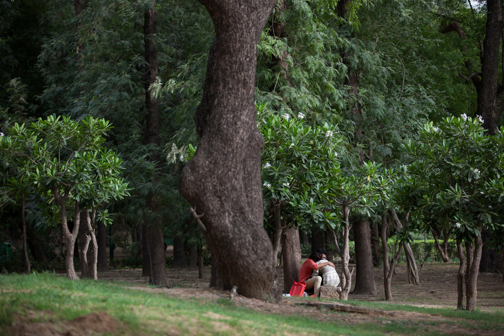 Een Indiaas stel beleeft een intiem moment in een park in New Delhi. – © Tsering Topgyal / AP