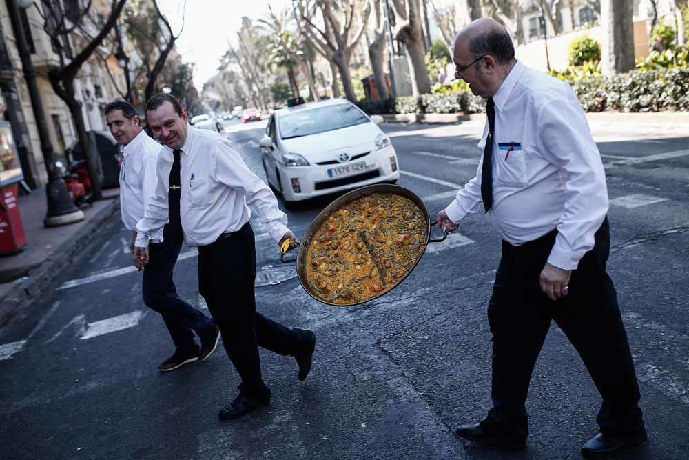 Obers steken met ‘la paella’ de straat over in Valencia. – © Burak Akbulut / Anadolu Agency / Getty Images