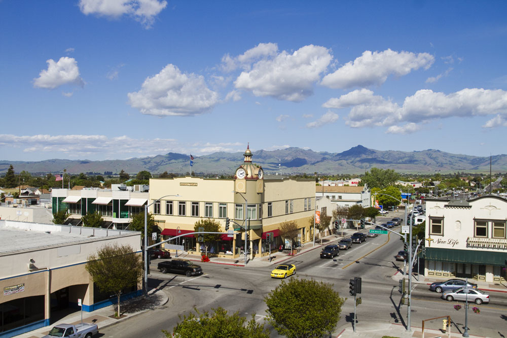 Downtown Hollister doet denken aan een boek van Richard Scarry. – © Getty
