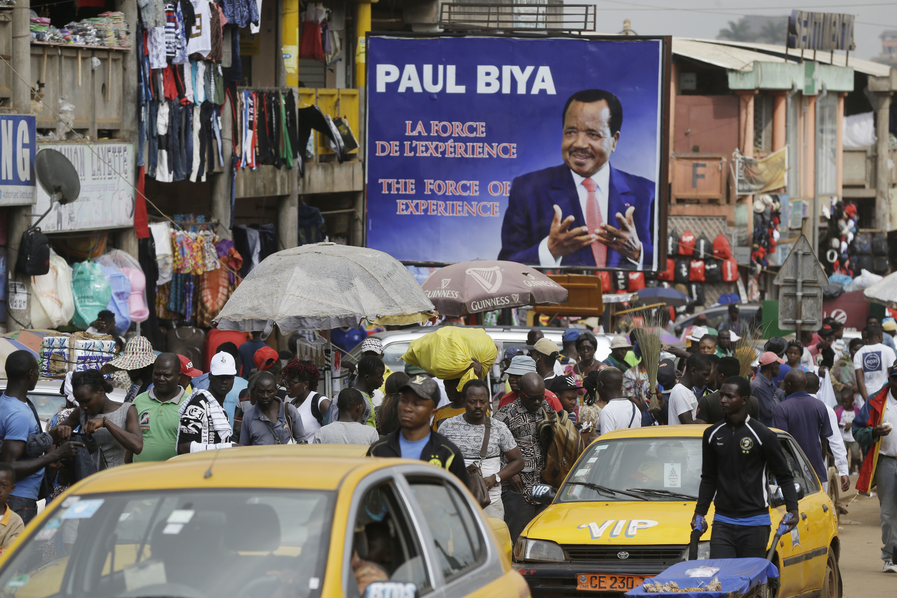 Hoewel de oppositiepartij de verkiezingen van 9 okt. j.l. claimt te hebben gewonnen, verwachten experts dat Paul Biya zijn zevende termijn als president zal ingaan. – © AP Photo / Sunday Alamba