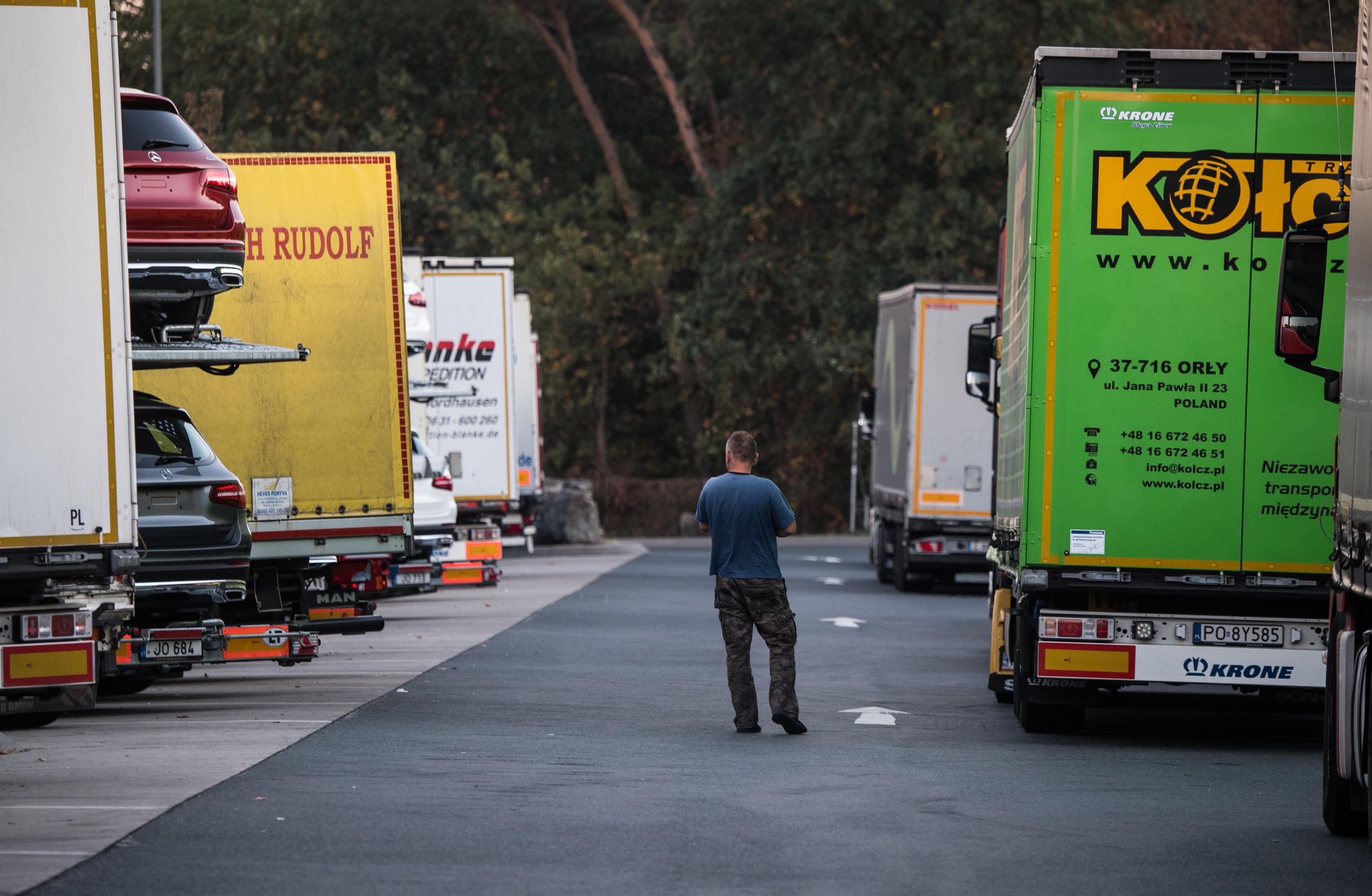 Een vrachtwagenparkeerplaats in Duitsland. Volgens het Federal Highway Research Institute (BASt) komt Duitsland meer dan 25,000 parkeerplaatsen voor vrachtwagens tekort. – © Andreas Arnold / dpa Photo via Newscom 