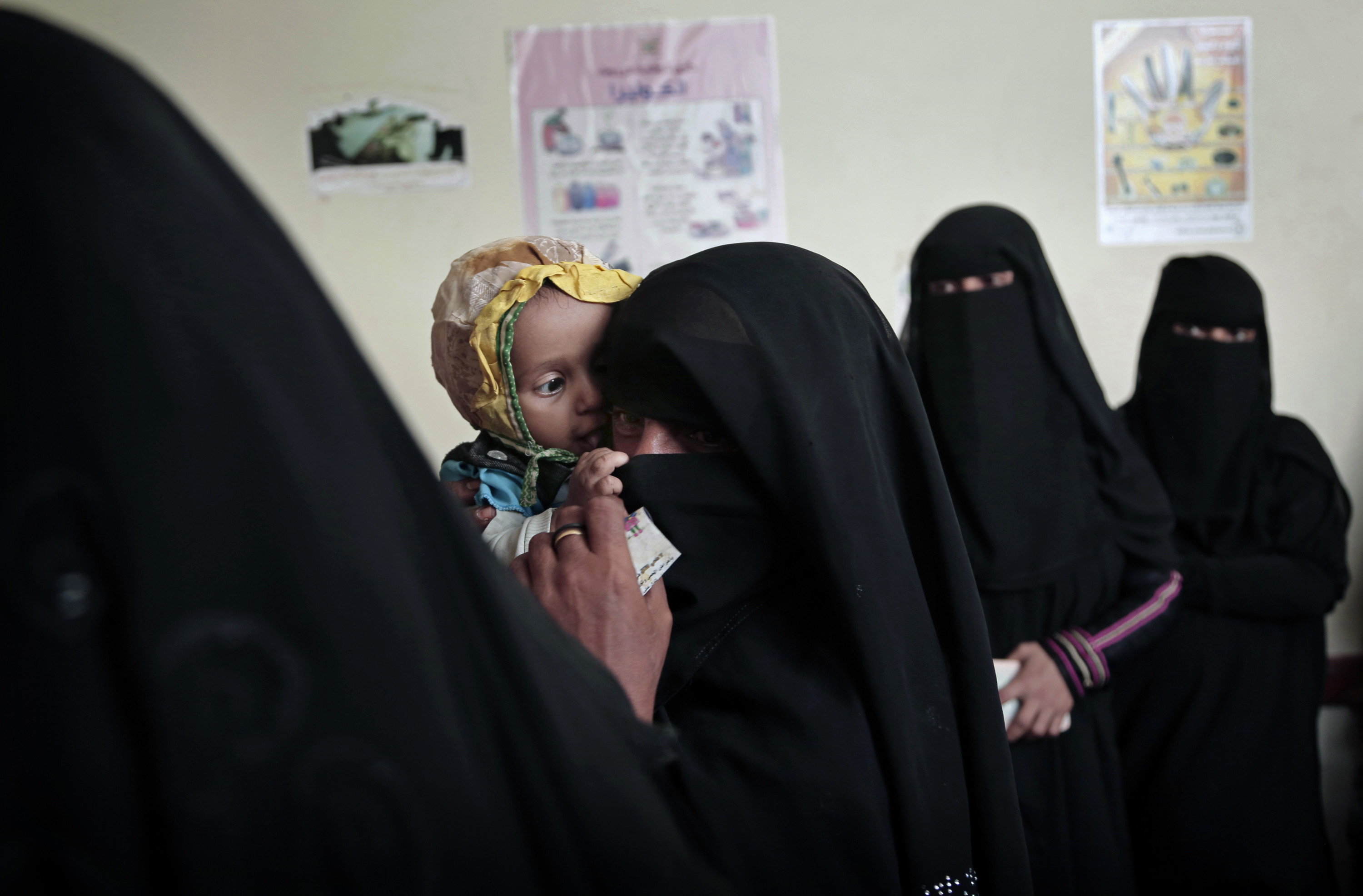 Moeders en kinderen in het ziekenhuis van al-Khoukha, Jemen. De voorraden van het ziekenhuis zijn op, 40 procent van de kinderen is ondervoed. Door de oorlog zijn vluchtroutes afgesneden. – AP Photo / Nariman El-Mofty 