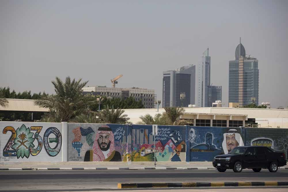 Reclame voor Vision 2030, een ambitieus plan van MBS dat de transformatie van Saoedie Arabië schetst van een olie-economie naar een geavanceerde technologische samenleving. – © Getty Images 