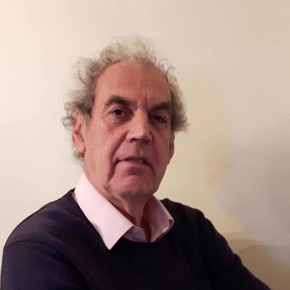 John Lichfield was twintig jaar lang correspondent voor The Independent in Parijs. Nu schrijft hij onder andere voor het platform UnHerd, voor lezers die ‘wat belangrijk is verkiezen boven het nieuws’.