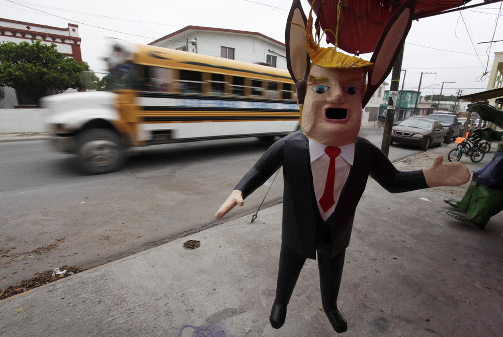 Een piñata van Donald Trump in de Mexicaanse grensplaats Reynosa. – © Daniel Becerril / Reuters
