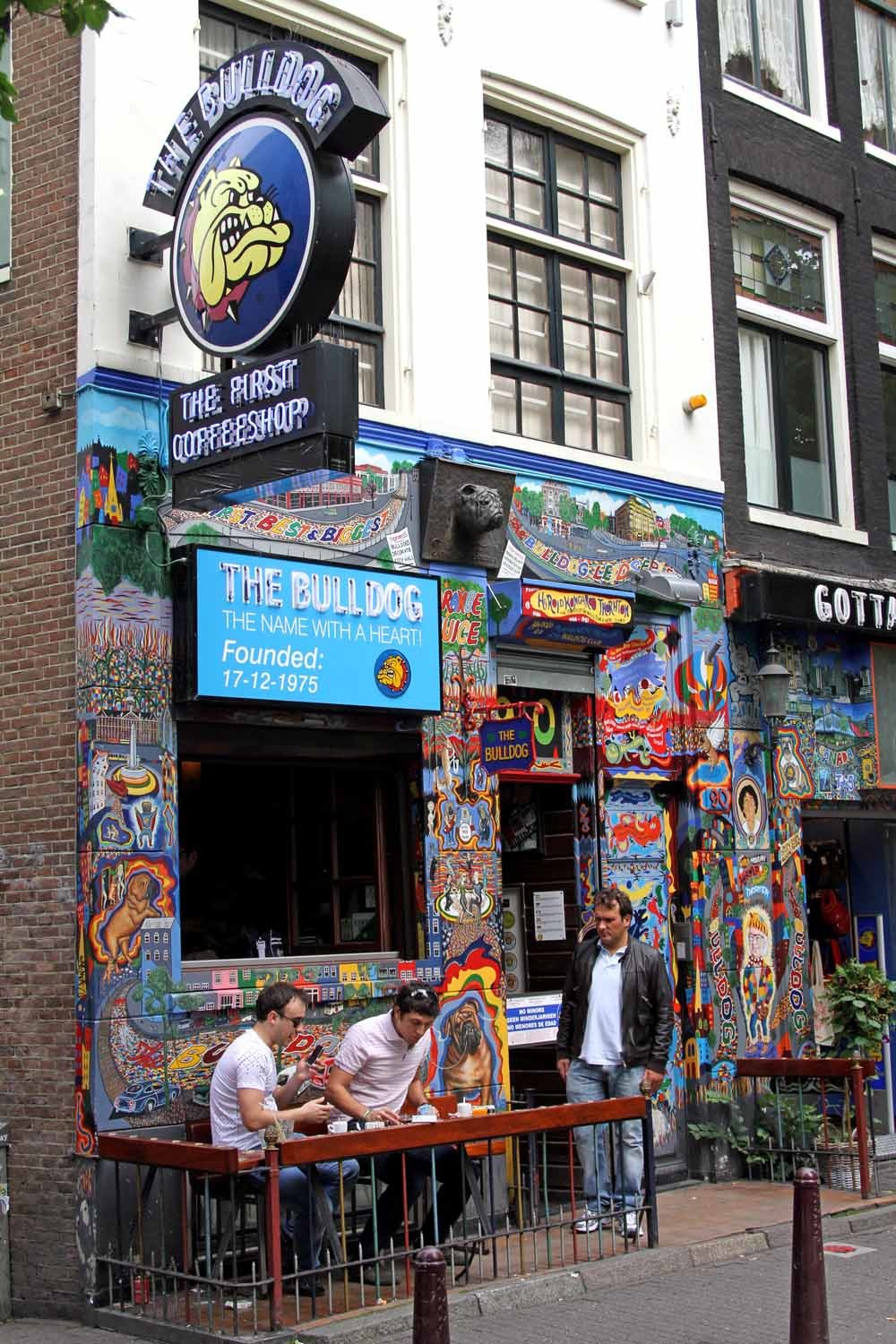 The Bulldog, de eerste coffeeshop in Amsterdam die in 1974 opende op de Wallen en inmiddels een keten is met vijf coffeeshops en ook nog enkele kleding- en souvenirwinkels. © Hollandse Hoogte