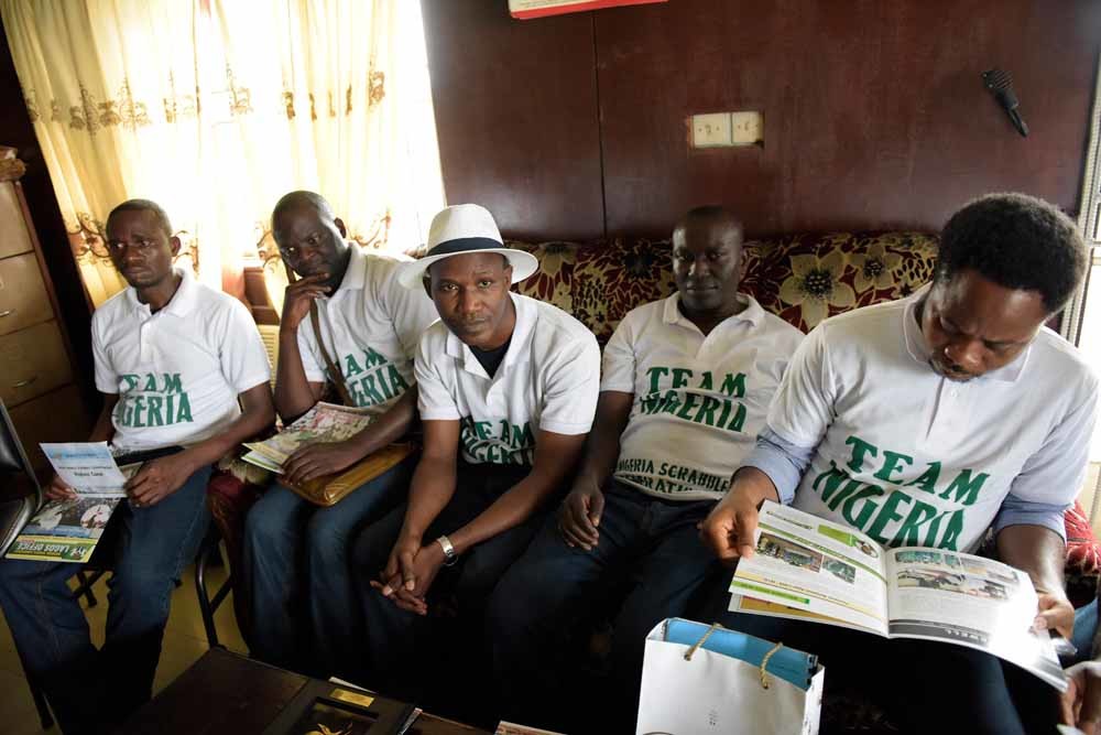 Sprakeloos in Lagos De Nigeriaanse scrabble-kampioen Wellington Jighere (m), die in 2015 als eerste Afrikaan de wereldtitel in de wacht sleepte. – © AFP