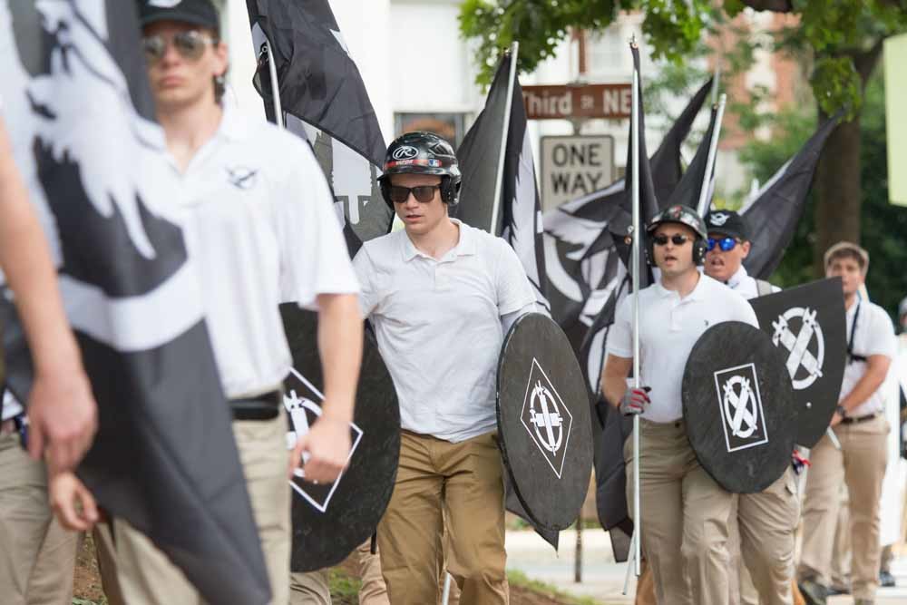 Neo-nazi's, witte racisten en andere alt-rechtse groeperingen zijn in Charlottesville, Virginia, op weg naar het Emancipation Park voor de ‘Unite The Right’-rally, die later zou worden geannuleerd wegens rellen. – © Getty