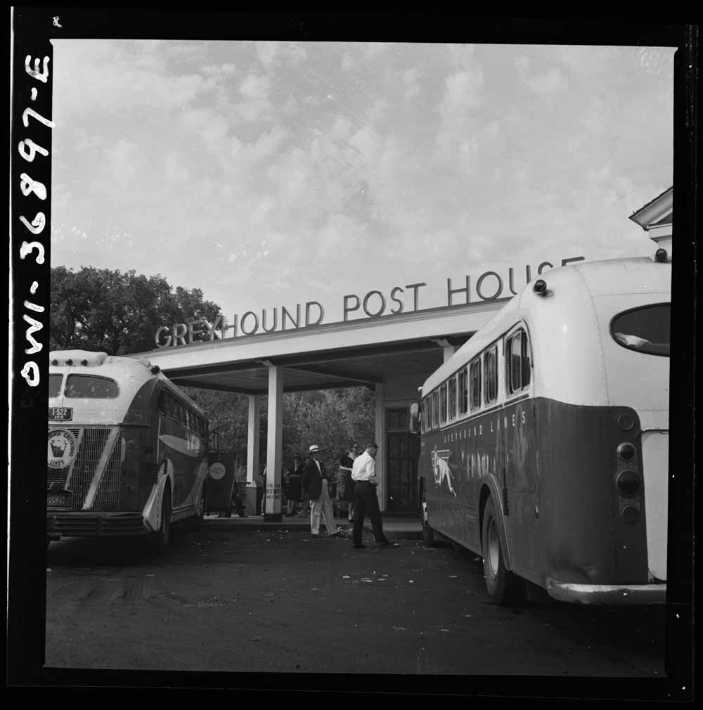 1. Twee Greyhounds rijden van Washington D.C. naar Pittsburgh, Pennsylvania. 2. Passagiers wachten op het platform van de Greyhound-terminal in Pittsburgh, 1943. – © Esther Bubley