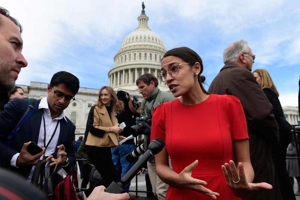 Alexandria Ocasio-Cortez staat verslaggevers te woord op het Capitool in Washington, waar de nieuwe congresleden op 14 november jl. werden gefotografeerd. – © HH