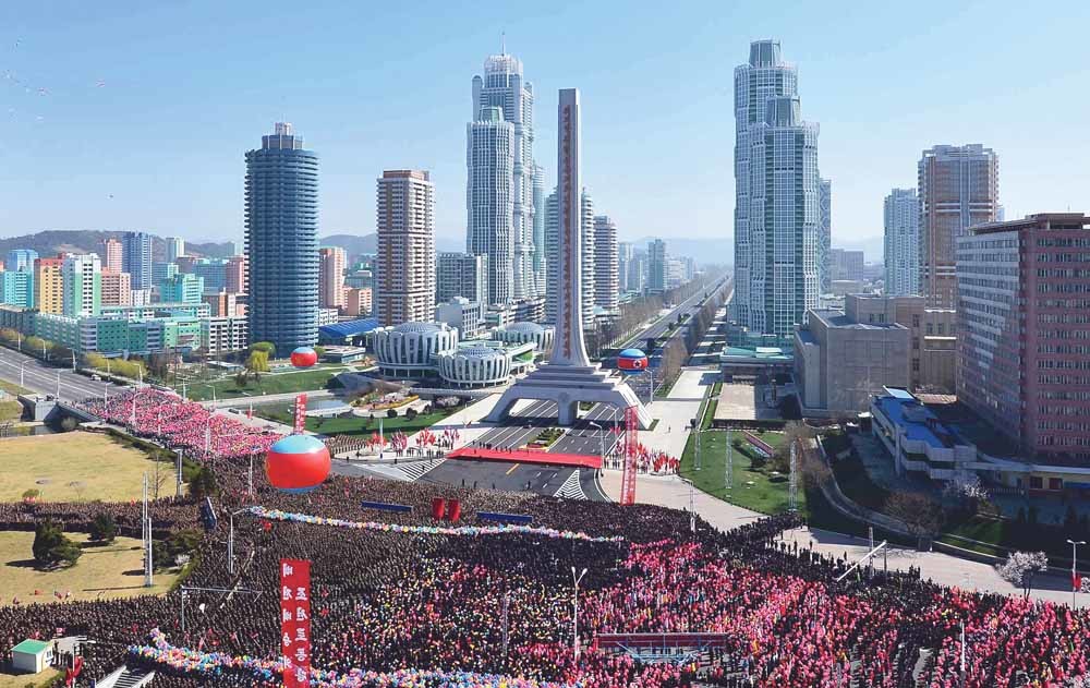 Duizenden Noord-Koreanen stromen toe voor de openingsceremonie van Ryomyong Street, een nieuw woongebied in Pyongyang met 5000 hypermoderne flats. – © Getty