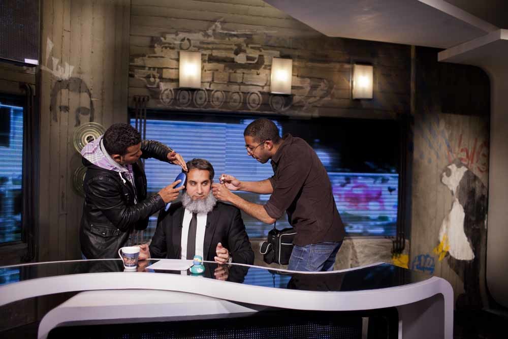 Tv-host Bassem Youssef krijgt nog wat make-up voor zijn satirische nieuwsprogramma Al Bernameg begint, een soort Egyptische variant op The Daily Show. – © Getty Images