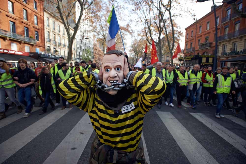 Gilets jaunes in Toulouse roepen om Macrons aftreden, voornamelijk vanwege de verhoogde belasting op benzine. – © Getty Images