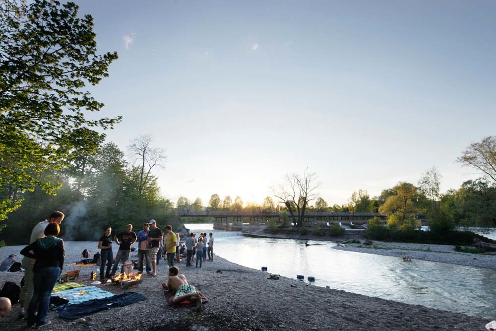 Een barbecue aan de oever van de Isar. – © Jan Greune / HH