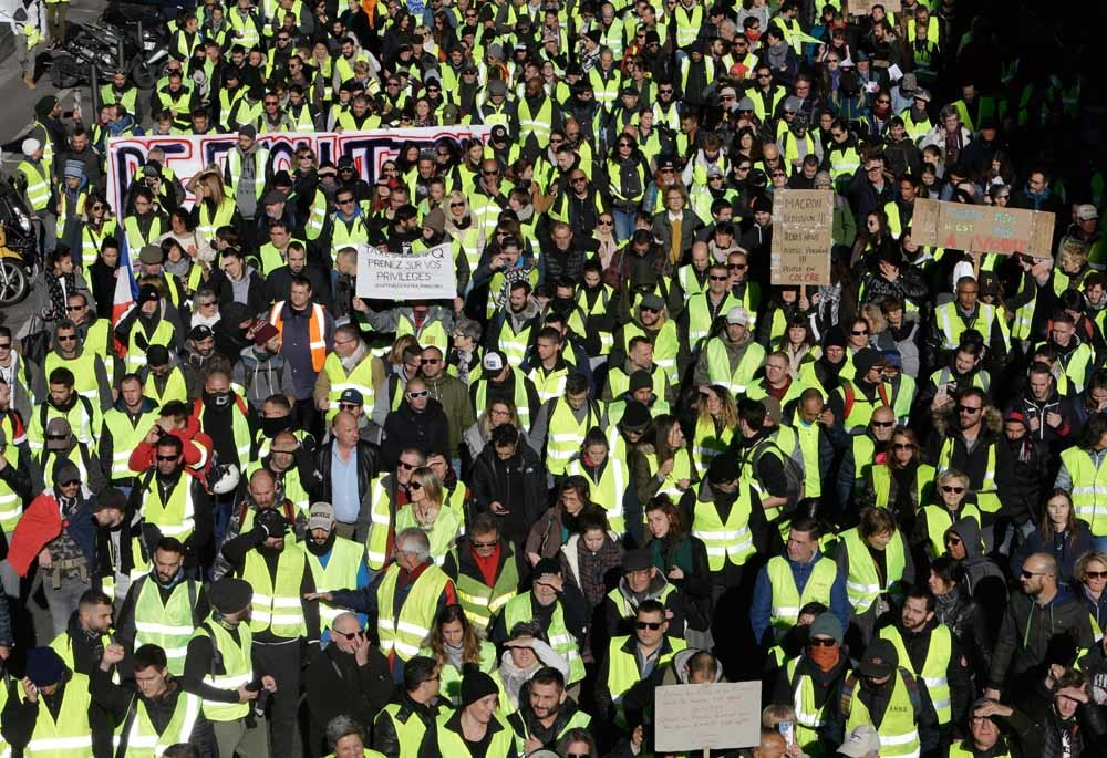 Ook elders in Frankrijk waren zaterdag 8 december grote demonstraties van gele hesjes, zoals hier in Marseille.  – © Getty Images