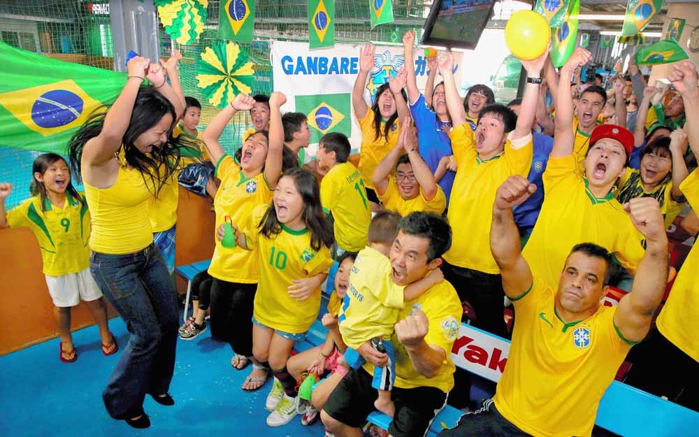 In Japan woonachtige Brazilianen juichen tijdens de WK-openingswedstrijd Brazilië-Kroatië op 13 juni 2014 in Oizumi, een stadje ten noorden van Tokio. – © Getty