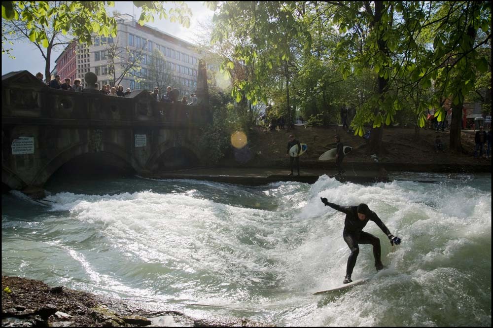 Een surfer op het snelstromende water van de Eisbach, een zijrivier van de Isar. © Herman Wouters/ HH