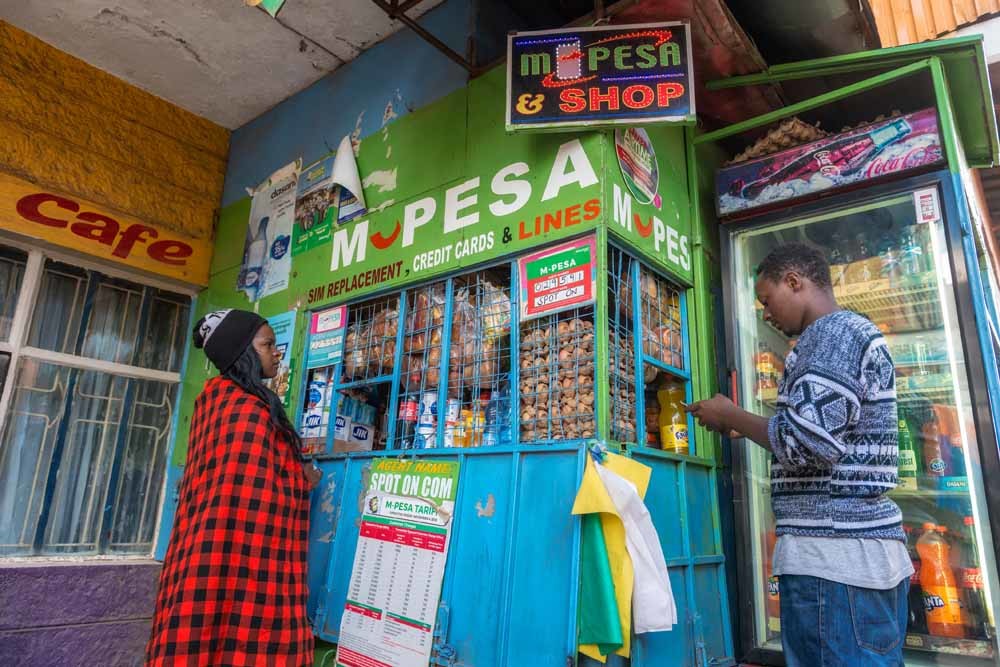 M-Pesa (Pesa betekent geld in Swahili) is een door Vodafone ontwikkelde betaaldienst dat betalen per sms mogelijk maakte voor miljoenen Kenianen zonder bankrekening. – © HH