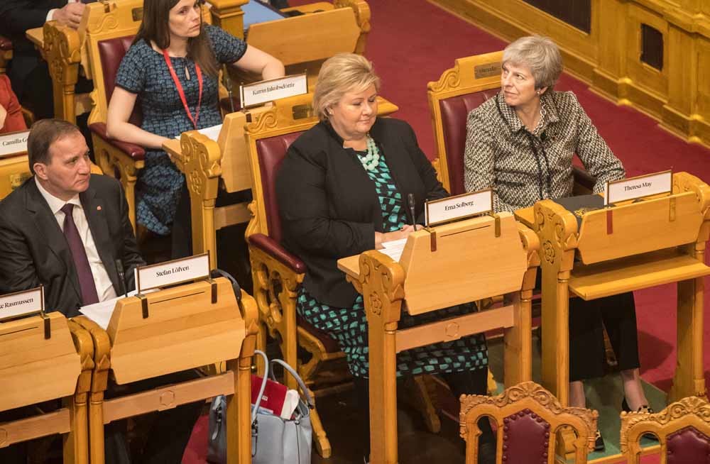 De Noorse premier Erna Solberg (l) zit naast  de Britse premier Theresa May in de Noorse parlementszaal in Oslo, waar May eind oktober was uitgenodigd voor een congres ter bevordering van de samenwerking tussen  de noorderlanden en hun buren. – © H
