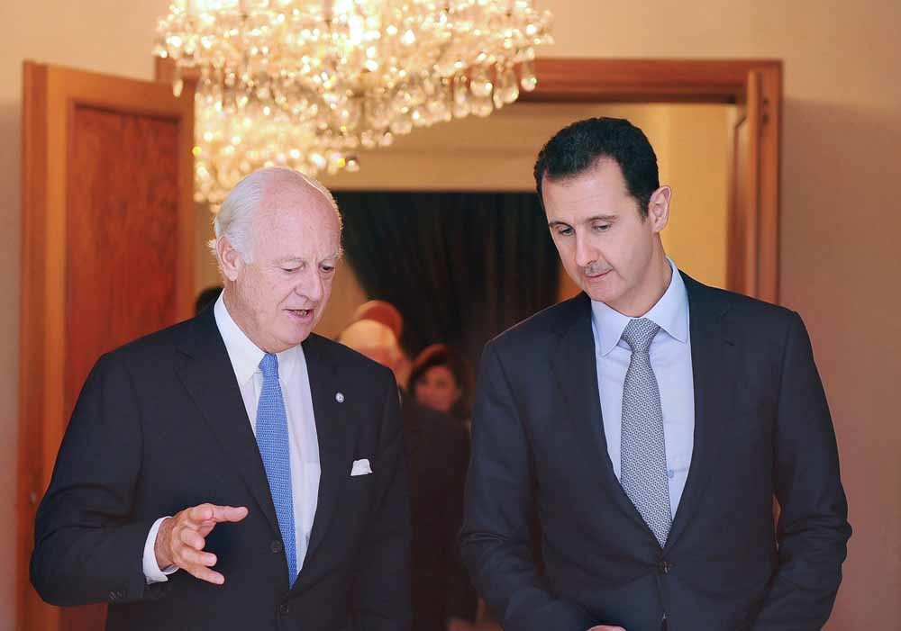 De Mistura met de Syrische president Assad tijdens een onmoeting in Damascus in 2014. – © Reuters