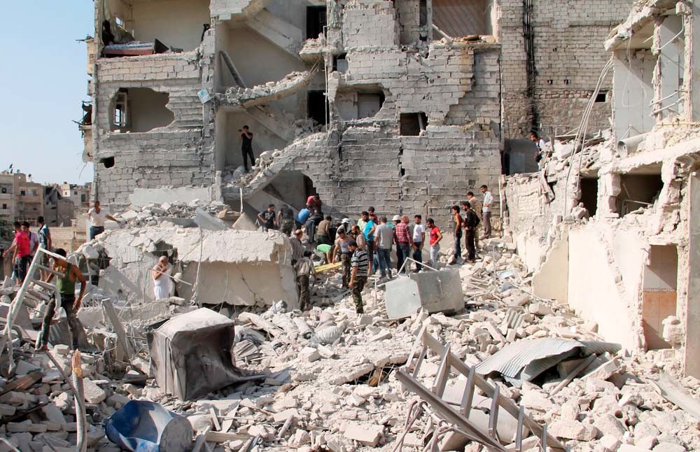 Zoeken naar overlevenden na de aanslag van de Syrische overheid op een door de oppositie bezette woonwijk Kalasa in Aleppo. © Ibrahim Ebu Leys / Getty