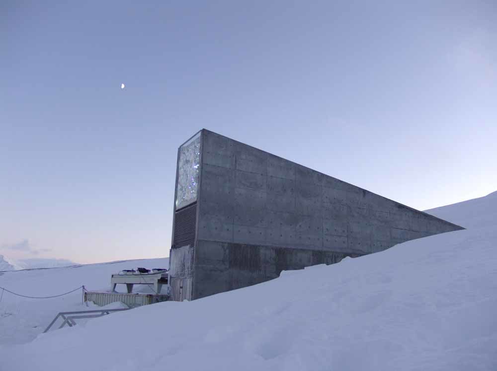 Vlnr: de Wereldzadenbank op Spitsbergen; een gouden elpee die NASA in 1977 de ruimte in stuurde; Katie Paterson in de bossen van Nordmarka – © Svalbard Globale Frøhvelv, Getty, HuckMag