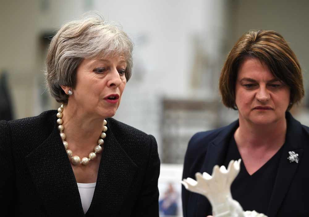 Arlene Foster (r) in gesprek met Theresa May. – © HH