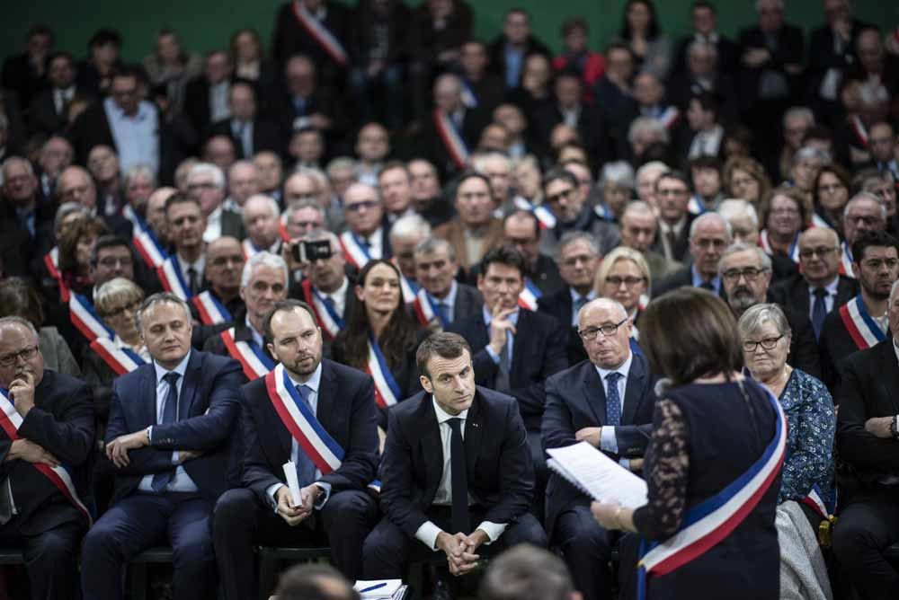 Emmanuel Macron tijdens een bijeenkomst met zo’n 600 Franse burgemeesters uit Normandië die de klachten voorlezen van hun gemeentes. – © HH