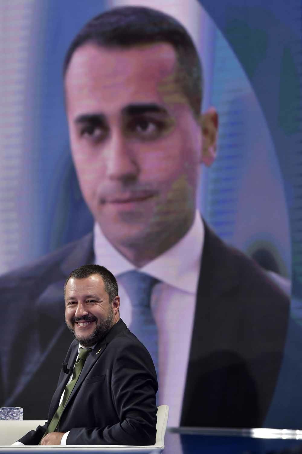 Matteo Salvini is te gast in tv-show Porta a Porta, met Luigi Di Maio groot op het scherm achter hem. – © HH