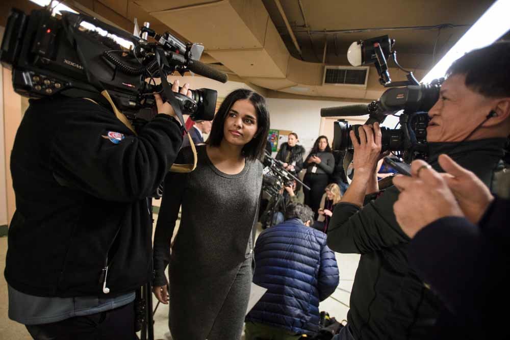 Rahaf baant zich een weg langs de camera's bij aankomst in Canada, het land dat haar asiel verleende. – © HH