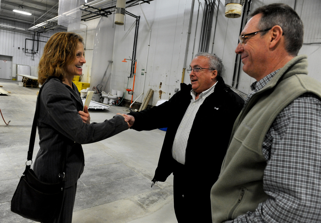 Na haar tweede gesprek bieden Bernie Coyle (midden) en Tim Zueger (rechts) Gloria Burns een baan aan - © Michael S. Williamson/The Washington Post