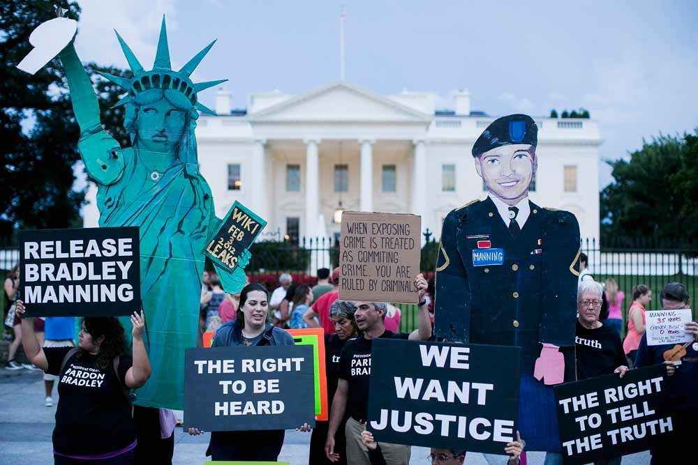 Het Londense hoofdkantoor van Barclays betrokken bij manipulatie van de Libor-rente; demonstranten betuigen steun aan Chelsea Manning. – © Getty Images