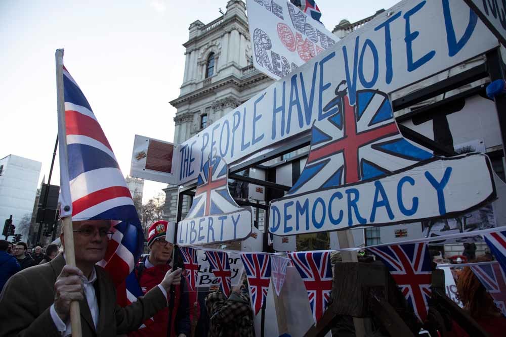 Duizenden Brexiteers gingen op 9 december de straat op voor de Brexit Betrayal March. Een tegendemonstratie werd gehouden uit verzet tegen de controversiële populist Tommy Robinson, die de mars georganiseerd zou hebben. – © Getty Images