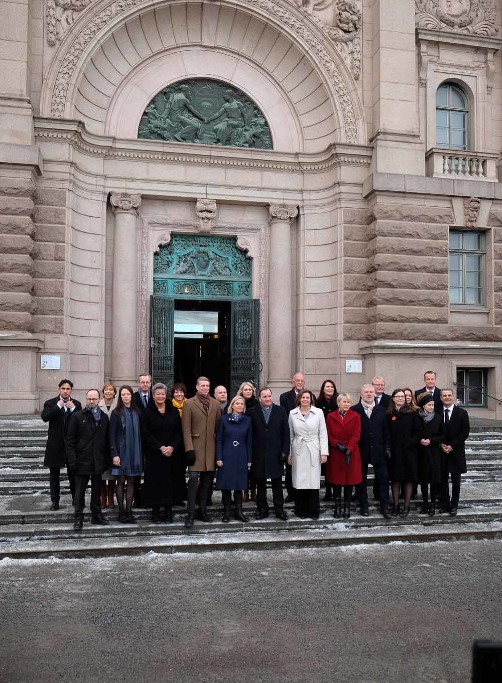 De Zweedse premier Stefan Löfven poseert met zijn 22 ministers voor het parlementsgebouw in Stockholm. – ©HH