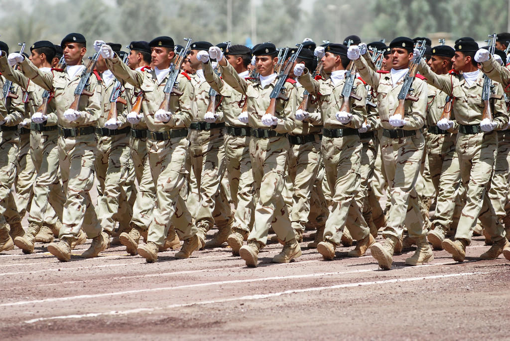 Irakese soldaten paraderen ter gelegenheid van de Irakese Onafhankelijkheidsdag.  – © Tommy Avilucea/Flickr Creative Commons