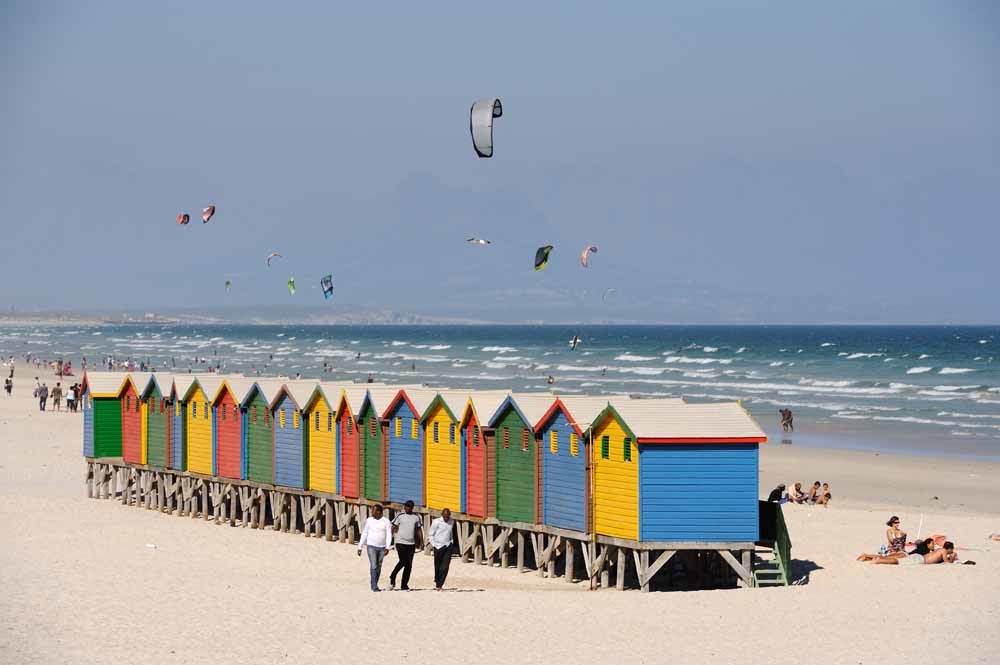Een strandhuisje op het strand van Muizenberg, een buitenwijk van Kaapstad die bekendstaat vanwege zijn baai en surfstrand. – © Getty Images