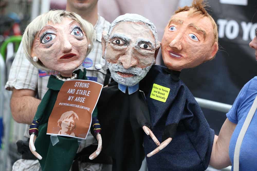 Demonstreren met Jeremy Corbyn en Tim Farron in papier-mâché voor het hoofdkantoor van de BBC, omdat het instituut weigerde het snoeiharde protestlied Liar Liar uit te zenden.  © Getty Images