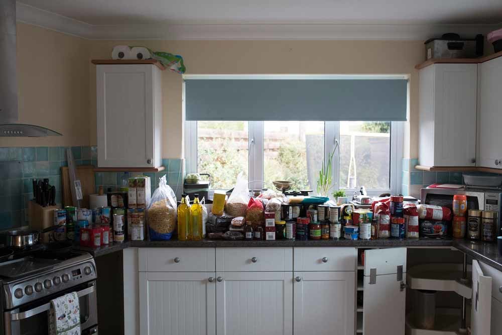 De keuken van Nevine Mann en haar man Richard is alvast gevuld voor als ze na de brexit in een lege supermarkt komen te staan.  – © Hollandse Hoogte