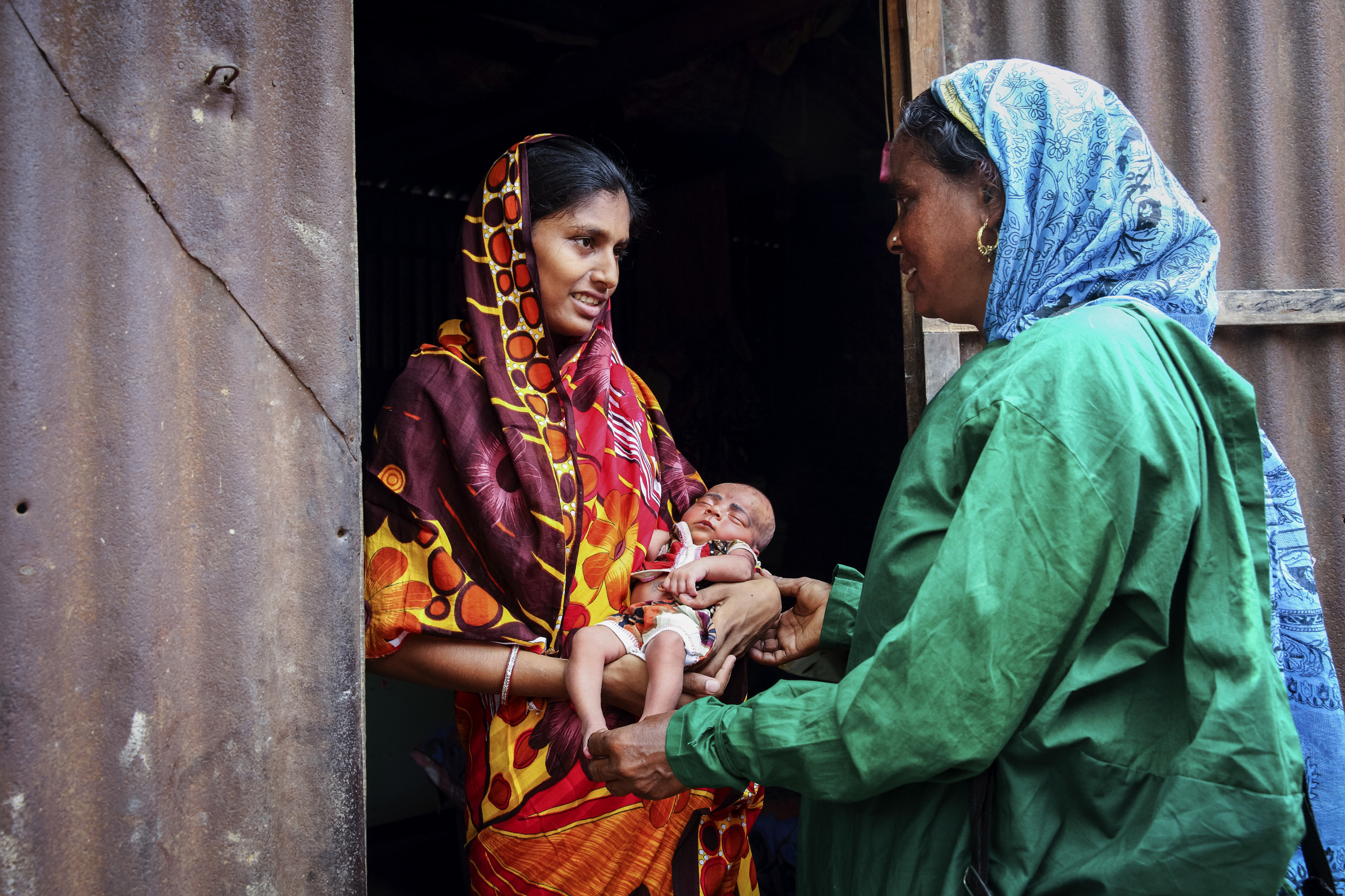 Vroedvrouw Laili Khatun bezoekt Rabeya (18) en haar dochter Lamia, van vijftien dagen oud. – © Jaco Klamer. Panos Pictures
