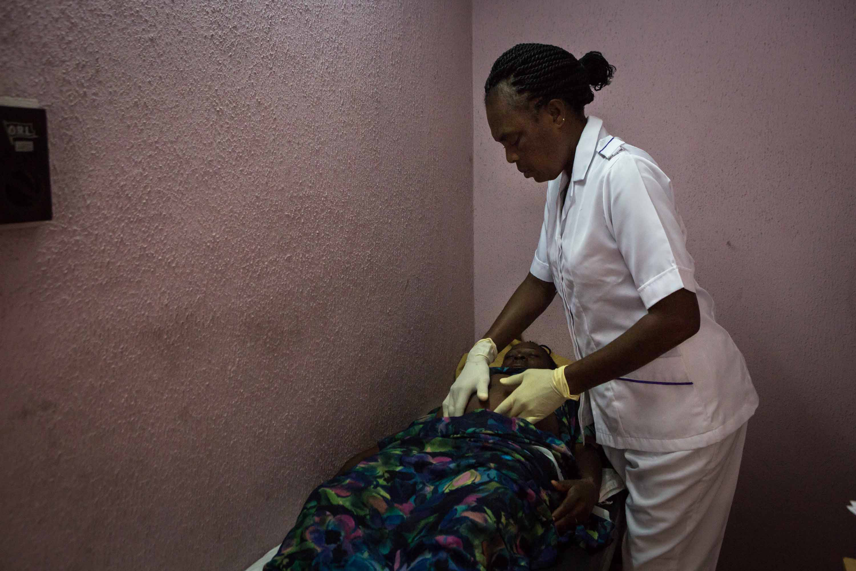 Een vroedvrouw aan het werk in een klein gezondheidscentrum in Lagos dat wordt gesteund door het Bevolkingsfonds van de Verenigde Naties. – © Ruth McDowall for The Washington Post via Getty Images