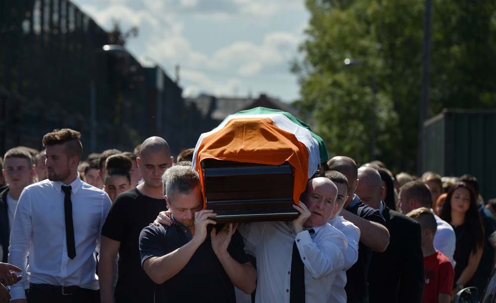 Kevin McGuigan wordt naar zijn laatste rustplaats gedragen in Belfast.  © Charles McQuillan / Getty Images