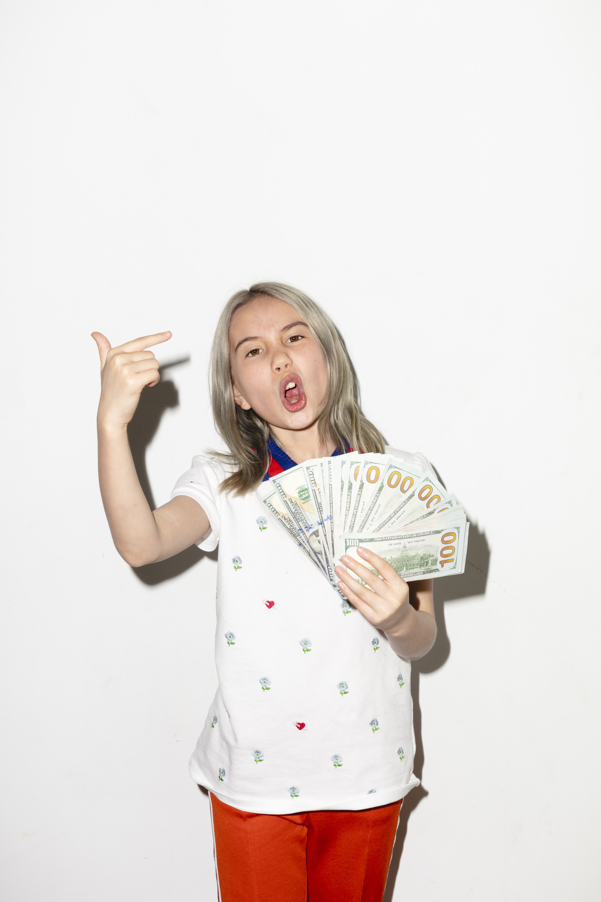 Lil Tay is zelden te zien zonder stapel bankbiljetten in de hand.