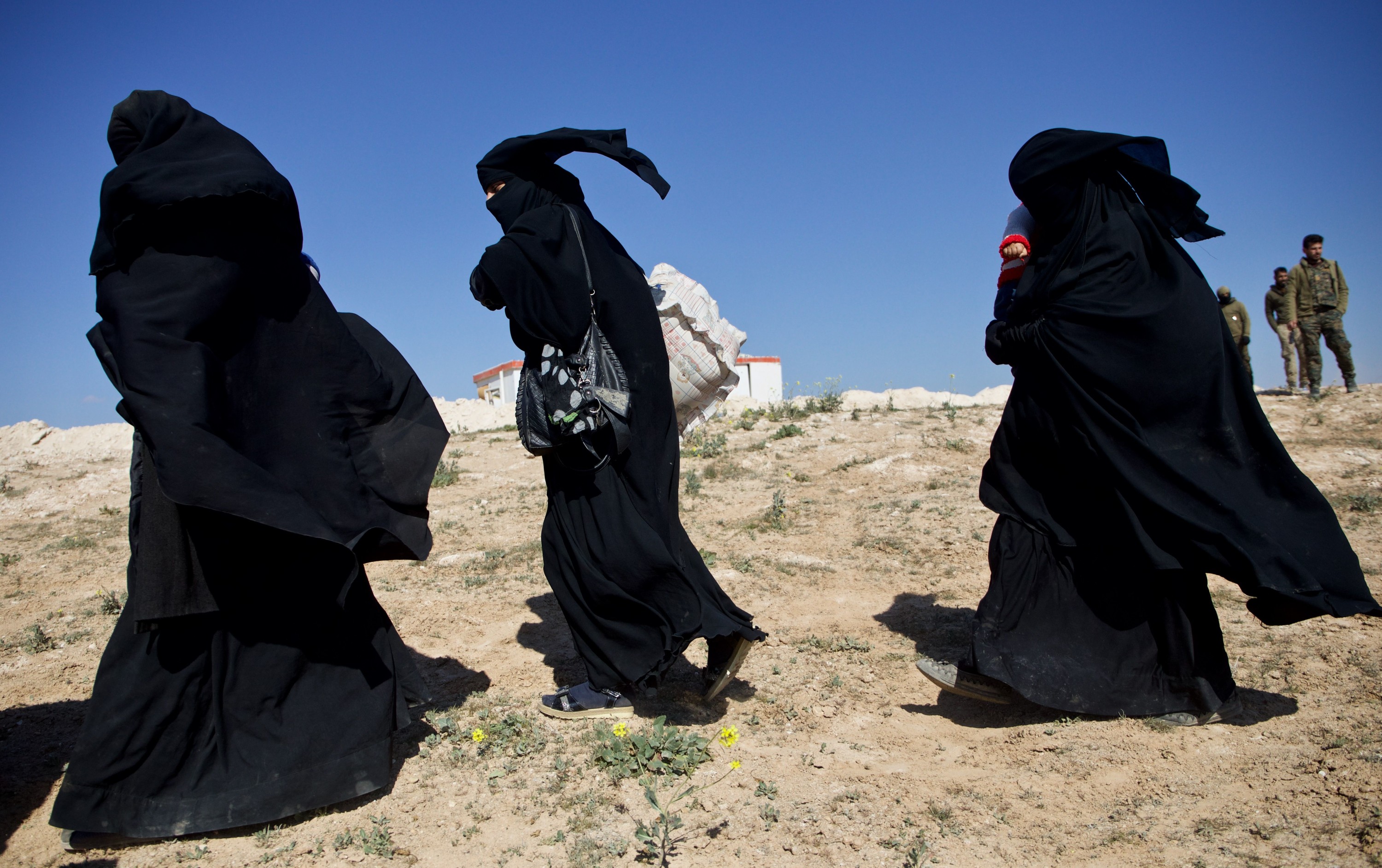 Vluchtelingen op weg naar een tijdelijk kamp, vanwaar ze naar het Al-hol-kamp in de Syrische provincie Hassakeh worden overgeplaatst. Veel van hen zijn gezinsleden van en waarschijnlijk zelf ook IS-strijders. – © Antoine Chauvel / SIPA /SIPA / 19021519