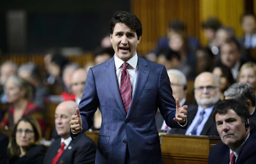 Justin Trudeau met zijn kabinet, met links op de middelste rij Jody Wilson-Raybould, 21 augustus 2018. – © The Canadian Press/Chad Hipolito