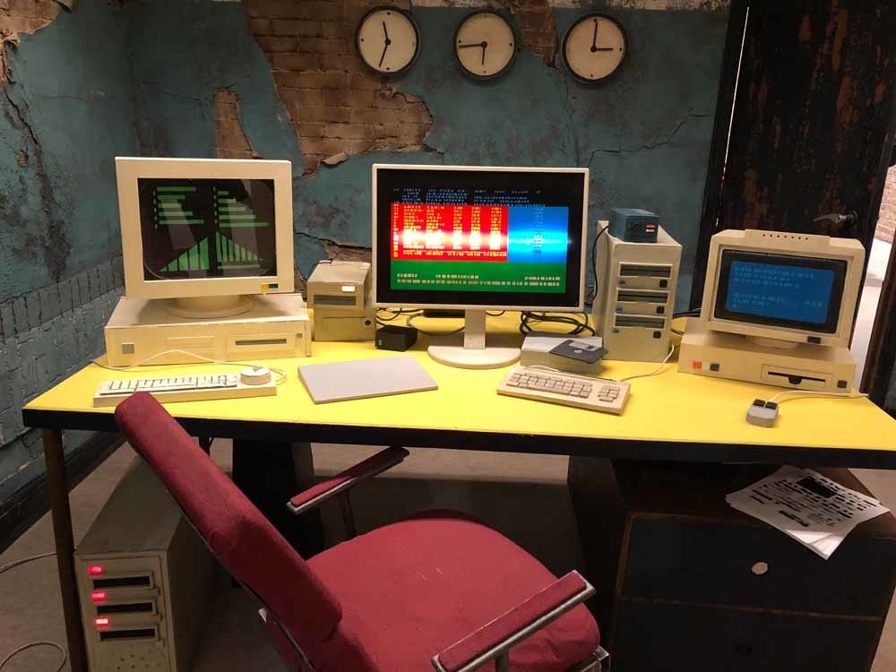 Een desolate controlekamer met schermen, data en knoppen, uit de installatie I‘ve lived for so many years now... van de Belgische kunstenaar Rinus van de Velde, König Galerie Berlin.