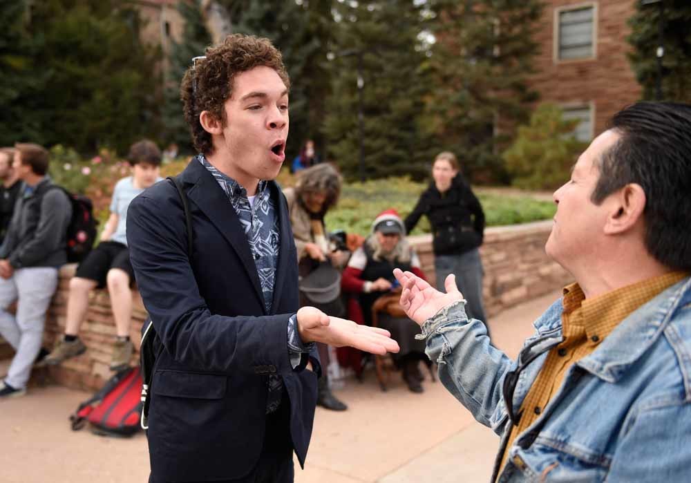 Studenten discussiëren buiten op de campus van de Colorado-universiteit waar het presidentiële debat van de Republikeinen in oktober 2015 werd gehouden. – © Getty Images